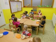 Kuchaři připravují bramborový salát